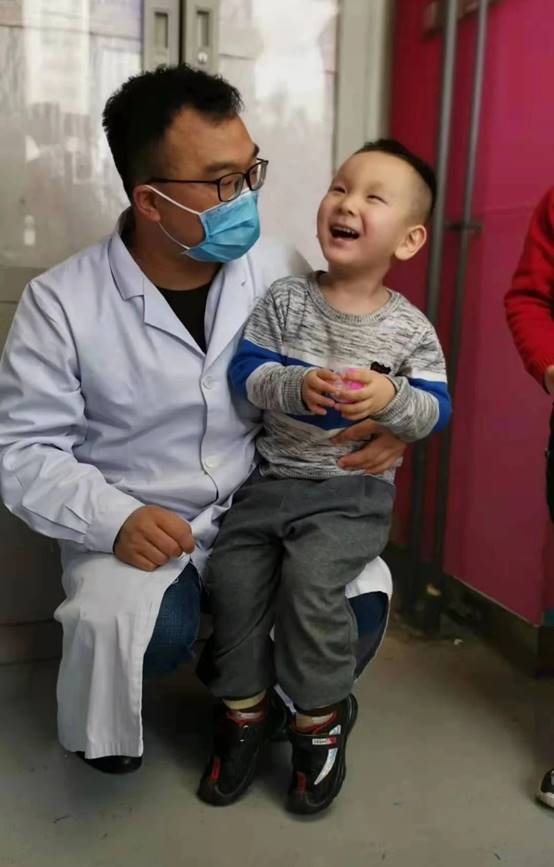 圖片包含 人, 室內, 男人, 看著描述已自動生成